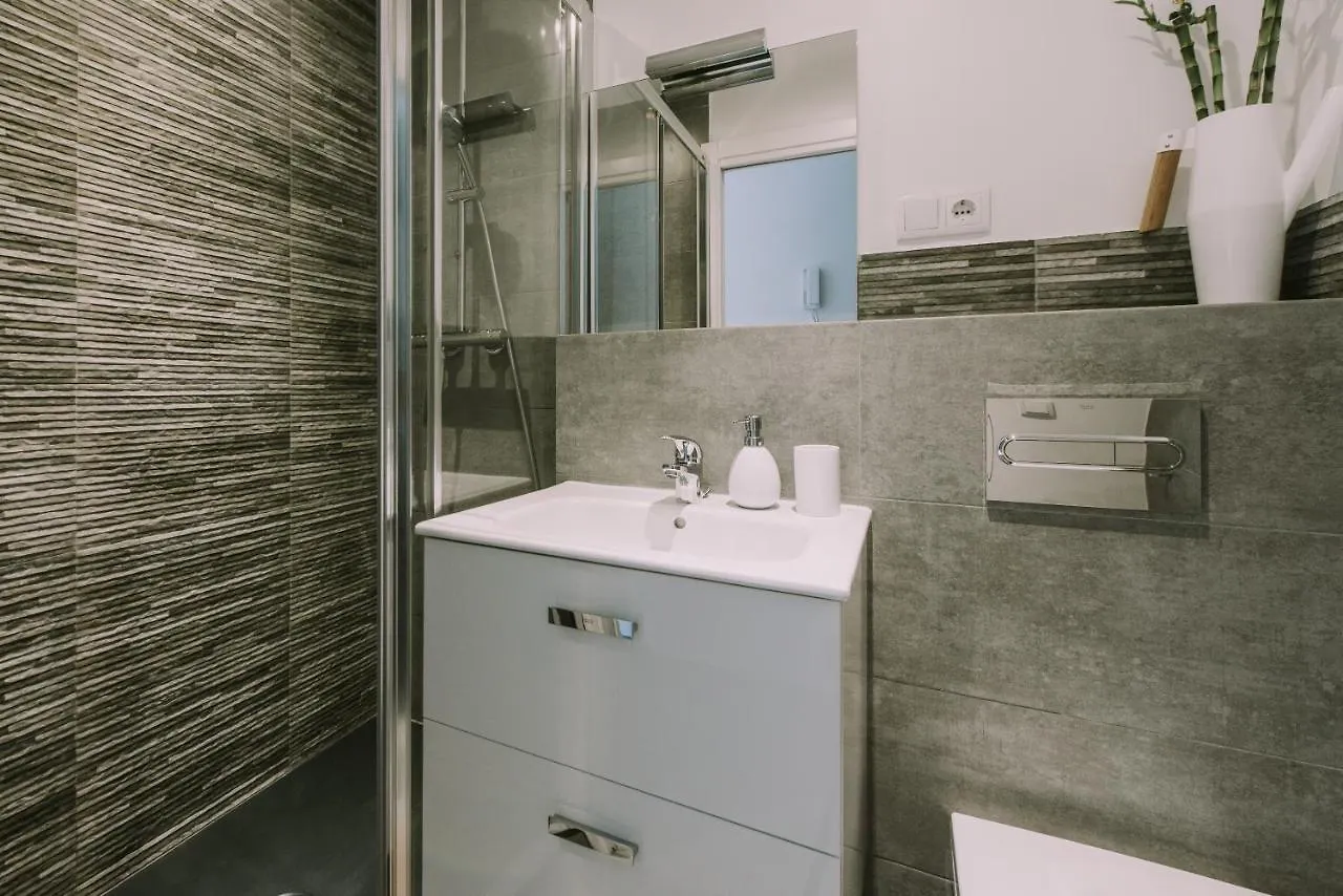 Apartman Ad32 Apartamento Luminoso A Los Pies Del Puente De Triana Sevilla Spanyolország